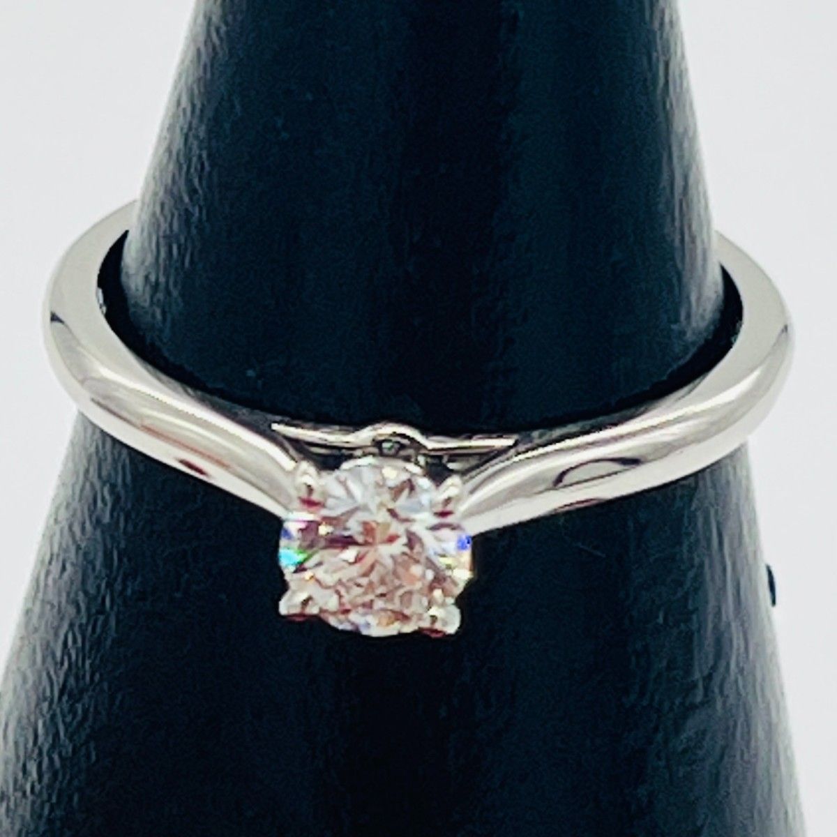 カルティエ ソリテール1895 ダイヤ リング Pt950 0.39ct の実物写真。4本爪。