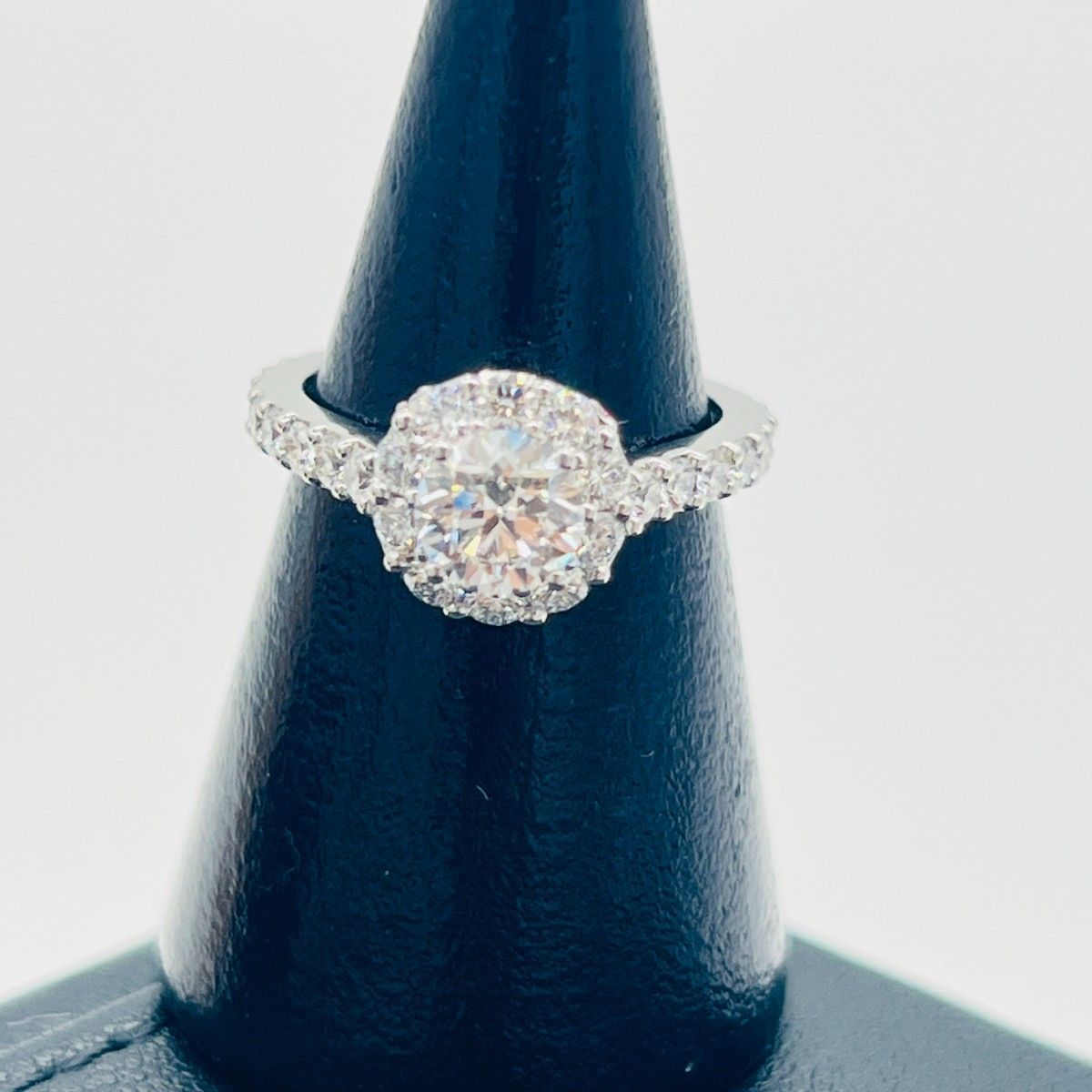 グラフ アイコン ラウンド ダイヤ リング K18WG 0.71ct F VS1 の実物写真。