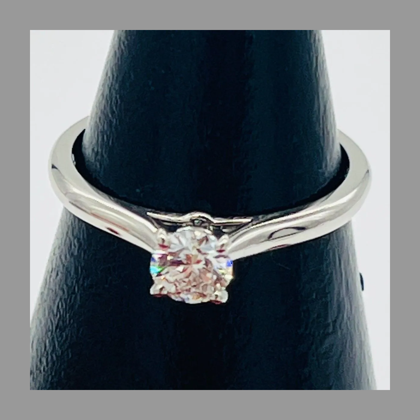 カルティエ ソリテール1895 ダイヤ リング Pt950 0.39ct の実物写真。4本爪。